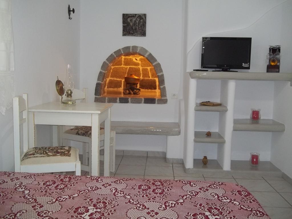 Floras Rooms Pollonia Exterior photo