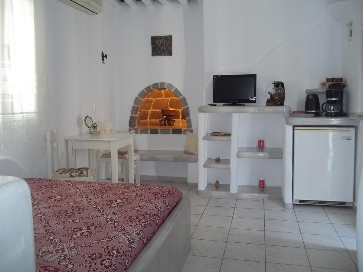 Floras Rooms Pollonia Exterior photo
